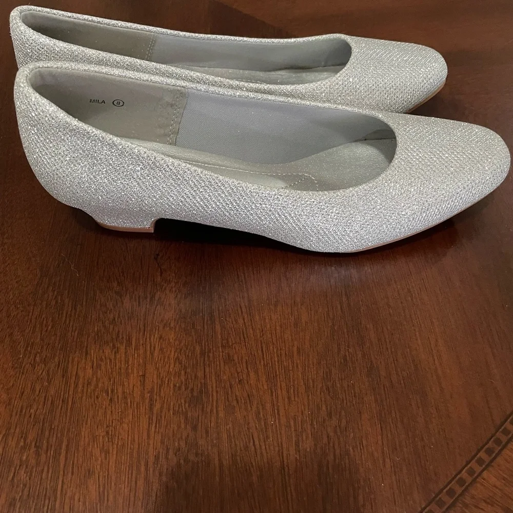 Dream Paris women’s Mila silver Gilitter size 8 shoe.low heel